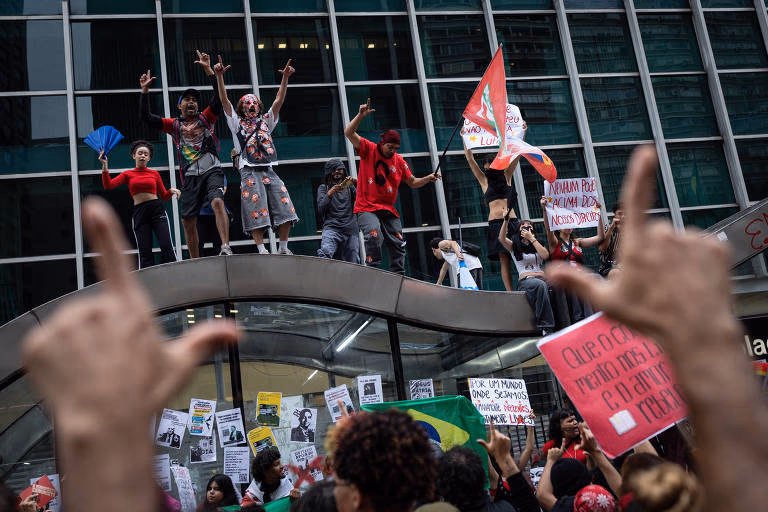 Paulista tem mutirão de limpeza após manifestação pró-Lula deixar rastro de sujeira