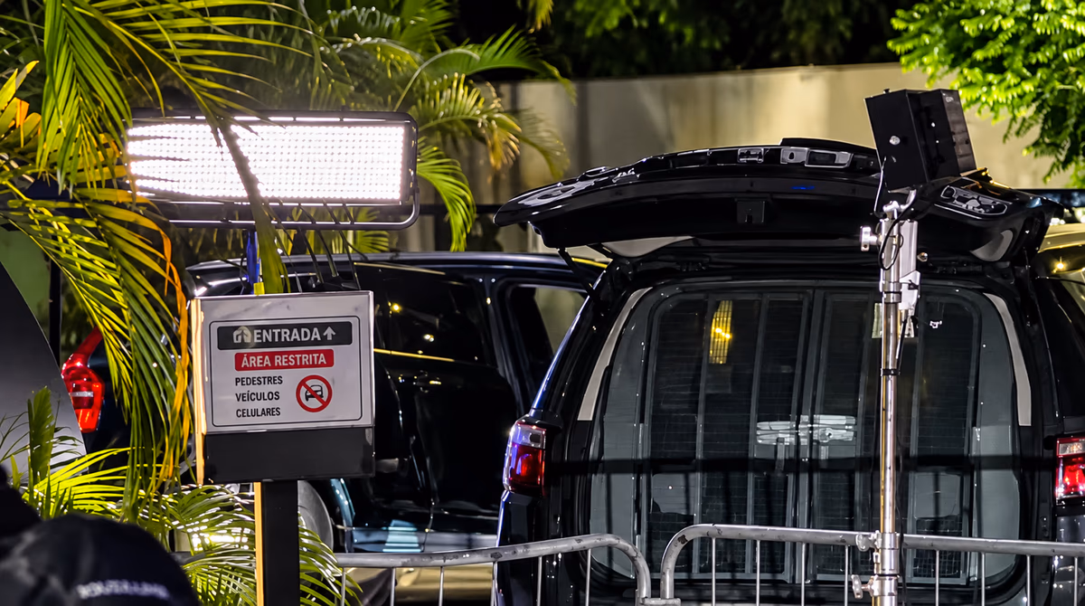 Suspeita de bomba em veículo de Flávio Bolsonaro é descartada em São Paulo