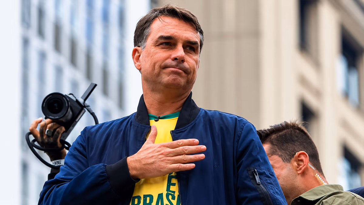 Flávio Bolsonaro chega aos EUA após operação articulada por Marco Rubio