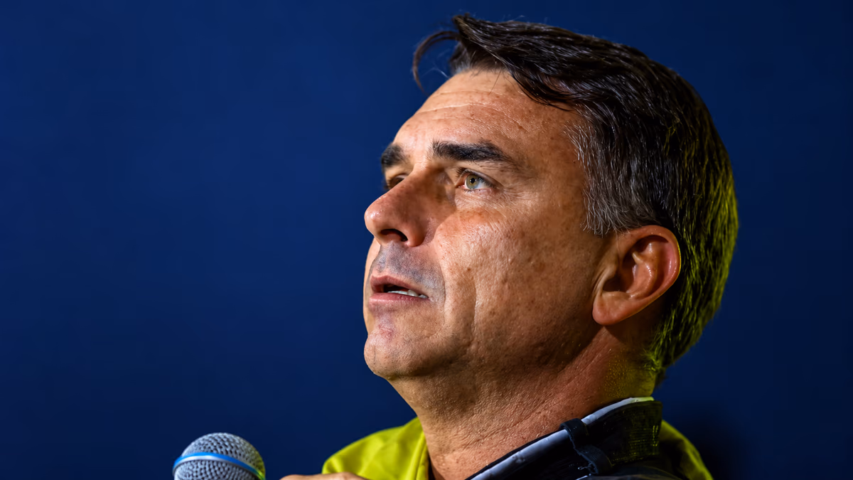 Flávio Bolsonaro é intimado a entregar passaportes pela Polícia Federal
