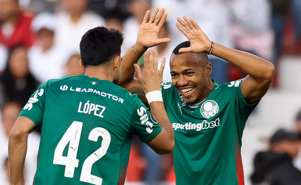 Palmeiras vence de virada e assume a liderança do campeonato