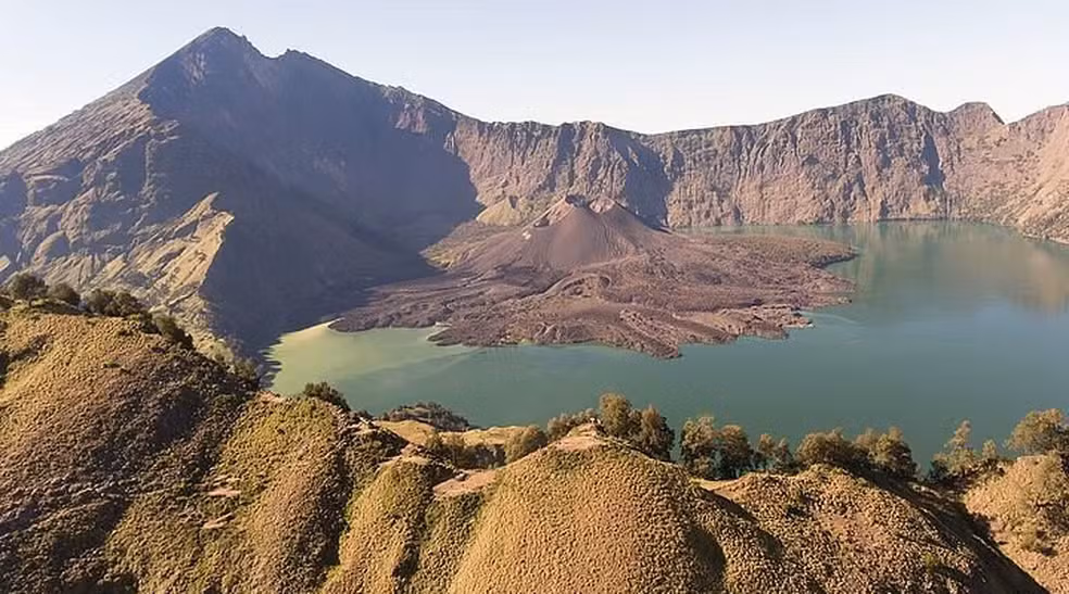 Turista malaio cai e fica ferido em novo acidente no monte Rinjani