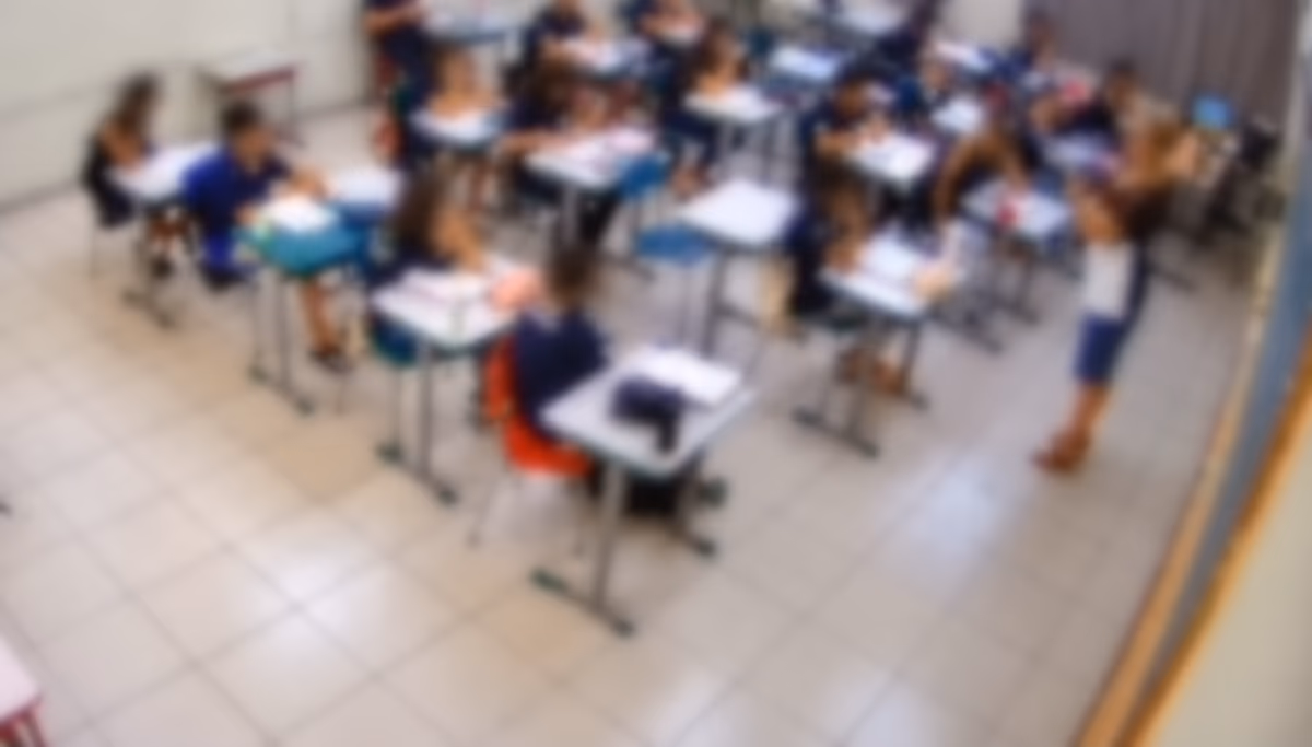 Professora é afastada após associar Bolsonaro a fascismo e ameaçar alunos em sala de aula: veja o vídeo