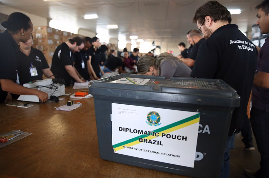 Apuração das eleições no exterior começa às 17h no horário de Brasília