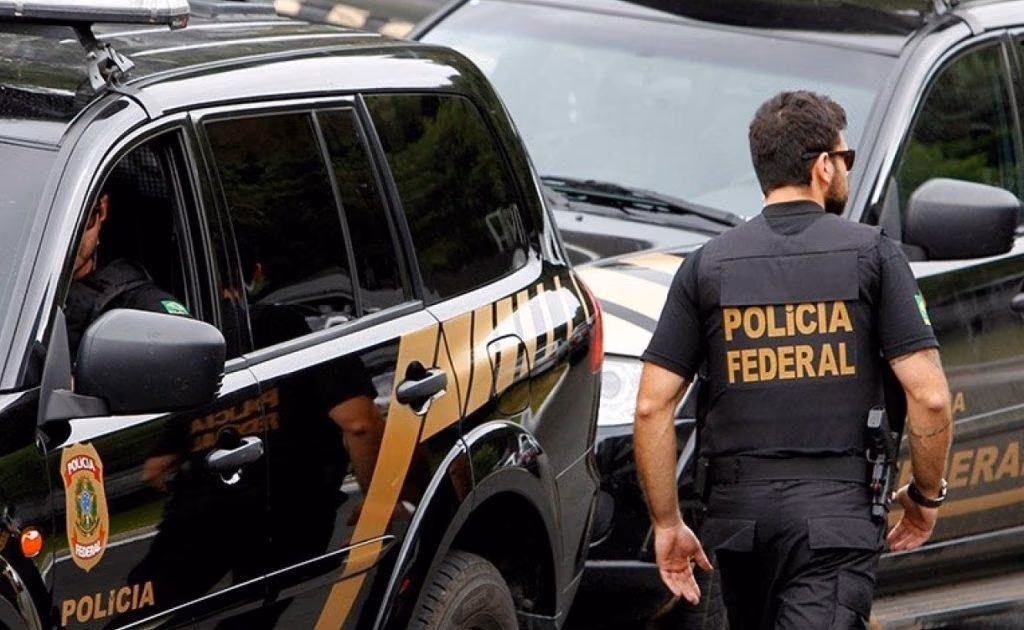 PF caça policiais suspeitos de ajudar facção e vazar segredos por R$ 100 milhões no Rio
