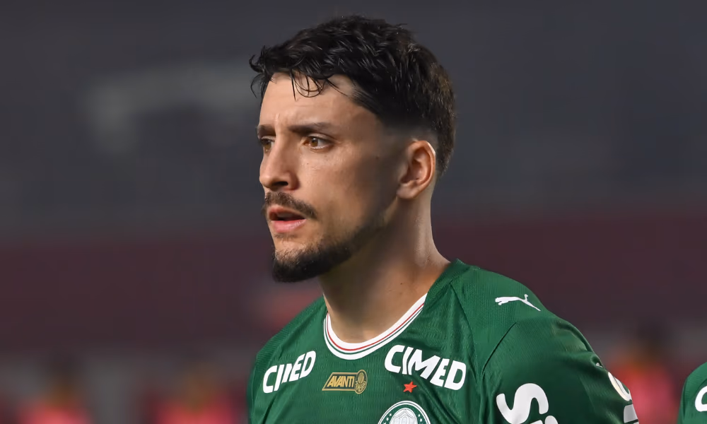 Palmeiras vence Athletico-PR fora e dorme na liderança do Brasileirão